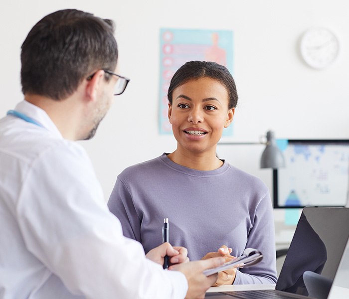 woman-visiting-the-doctor-700x600px