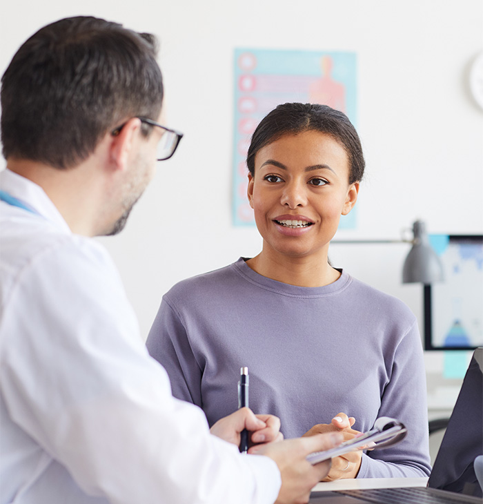 woman-visiting-the-doctor-700x730px
